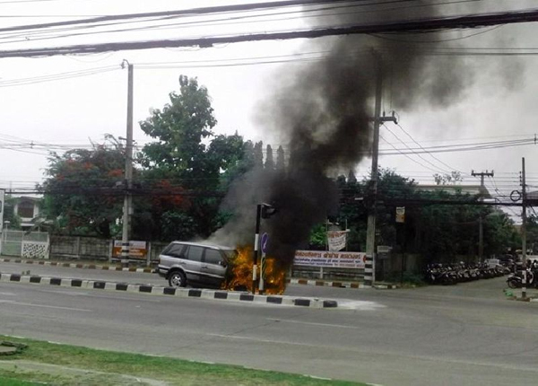 ไฟไหม้รถแลนด์โรเวอร์ติดแก๊ส วอดกลางเมืองเชียงใหม่ ไฟไหม้รถแลนด์โรเวอร์ติดแก๊ส วอดกลางเมืองเชียงใหม่