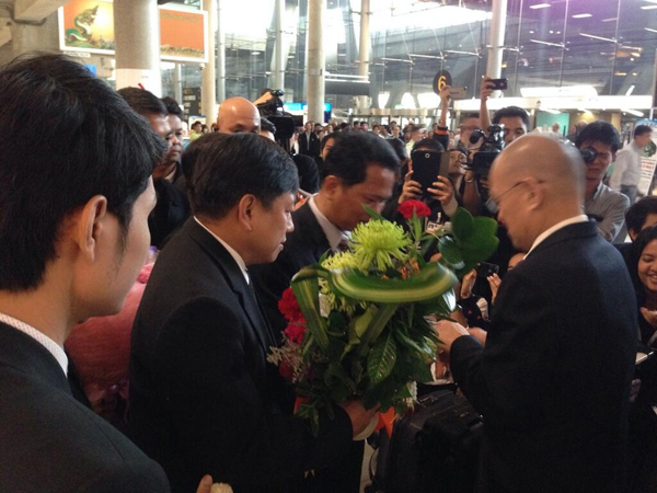 วีรชัย พลาศรัย กลับถึงไทยแล้ว เตรียมพบนายกฯ ยันกัมพูชาไม่ได้สิ่งที่ร้องขอ วีรชัย พลาศรัย กลับถึงไทยแล้ว เตรียมพบนายกฯ ยันกัมพูชาไม่ได้สิ่งที่ร้องขอ