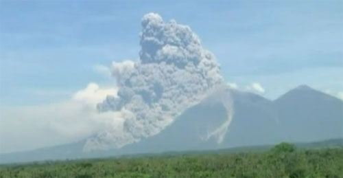 ภูเขาไฟกัวเตมาลาปะทุ สั่งอพยพกว่า 3 หมื่นคน