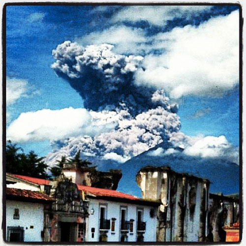 ภูเขาไฟกัวเตมาลาปะทุ สั่งอพยพกว่า 3 หมื่นคน