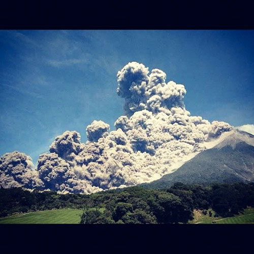 ภูเขาไฟกัวเตมาลาปะทุ สั่งอพยพกว่า 3 หมื่นคน