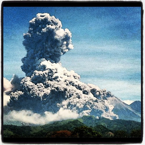 ภูเขาไฟกัวเตมาลาปะทุ สั่งอพยพกว่า 3 หมื่นคน