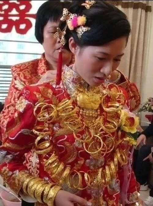 อลังการเว่อร์! เจ้าสาวจีนใส่ทองเต็มตัว มูลค่านับสิบล้านบาท