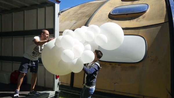 ลูกโป่งบุกโลก จะเกิดอะไรขึ้นเมื่อมีลูกโป่งแฝงตัวอยู่ทุกที่.. ลูกโป่งบุกโลก จะเกิดอะไรขึ้นเมื่อมีลูกโป่งแฝงตัวอยู่ทุกที่..