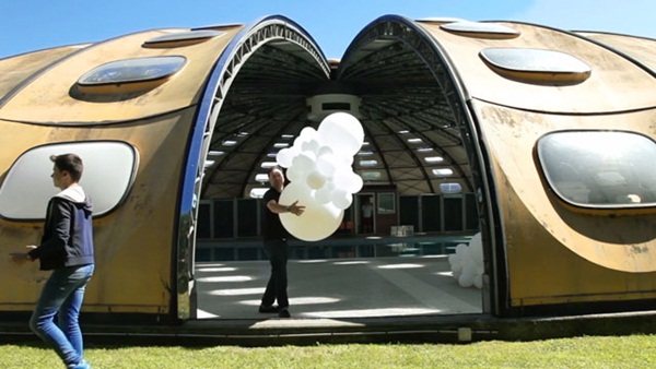 ลูกโป่งบุกโลก จะเกิดอะไรขึ้นเมื่อมีลูกโป่งแฝงตัวอยู่ทุกที่.. ลูกโป่งบุกโลก จะเกิดอะไรขึ้นเมื่อมีลูกโป่งแฝงตัวอยู่ทุกที่..