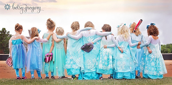 เมื่อทีมซอฟท์บอลหญิงรุ่นจิ๋ว แปลงร่างเป็นเอลซ่าจาก Frozen น่ารักอย่าบอกใคร เมื่อทีมซอฟท์บอลหญิงรุ่นจิ๋ว แปลงร่างเป็นเอลซ่าจาก Frozen น่ารักอย่าบอกใคร