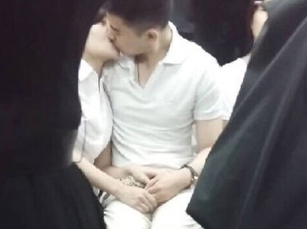 วิจารณ์หนัก คู่รักไม่แคร์สื่อ จูบ-ขยำเต้าเมามันบนรถไฟใต้ดิน วิจารณ์หนัก คู่รักไม่แคร์สื่อ จูบ-ขยำเต้าเมามันบนรถไฟใต้ดิน