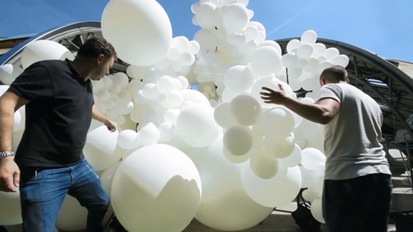 ลูกโป่งบุกโลก จะเกิดอะไรขึ้นเมื่อมีลูกโป่งแฝงตัวอยู่ทุกที่.. ลูกโป่งบุกโลก จะเกิดอะไรขึ้นเมื่อมีลูกโป่งแฝงตัวอยู่ทุกที่..