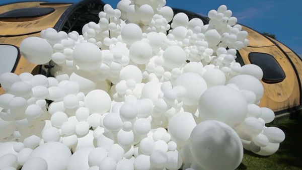 ลูกโป่งบุกโลก จะเกิดอะไรขึ้นเมื่อมีลูกโป่งแฝงตัวอยู่ทุกที่.. ลูกโป่งบุกโลก จะเกิดอะไรขึ้นเมื่อมีลูกโป่งแฝงตัวอยู่ทุกที่..