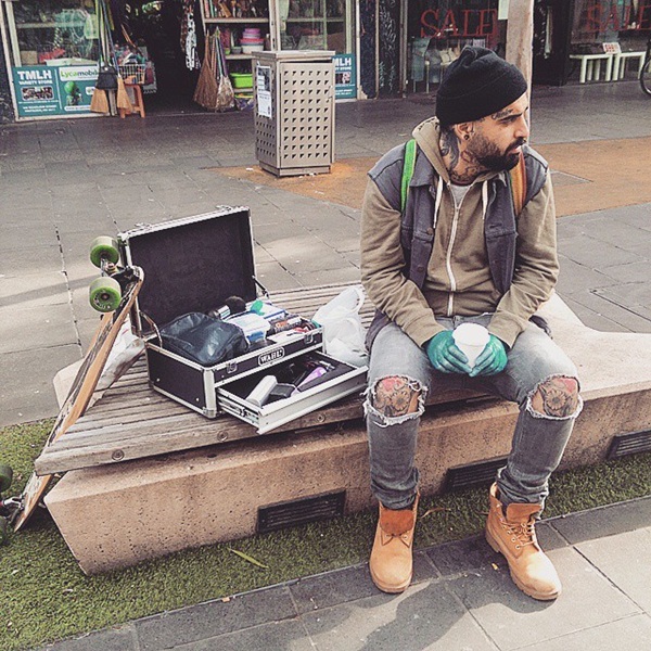 อดีตหนุ่มติดยาเริ่มต้นชีวิตใหม่ ตัดผมฟรีให้คนไร้บ้าน อดีตหนุ่มติดยาเริ่มต้นชีวิตใหม่ ตัดผมฟรีให้คนไร้บ้าน