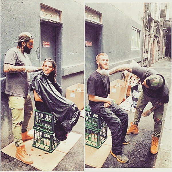 อดีตหนุ่มติดยาเริ่มต้นชีวิตใหม่ ตัดผมฟรีให้คนไร้บ้าน อดีตหนุ่มติดยาเริ่มต้นชีวิตใหม่ ตัดผมฟรีให้คนไร้บ้าน