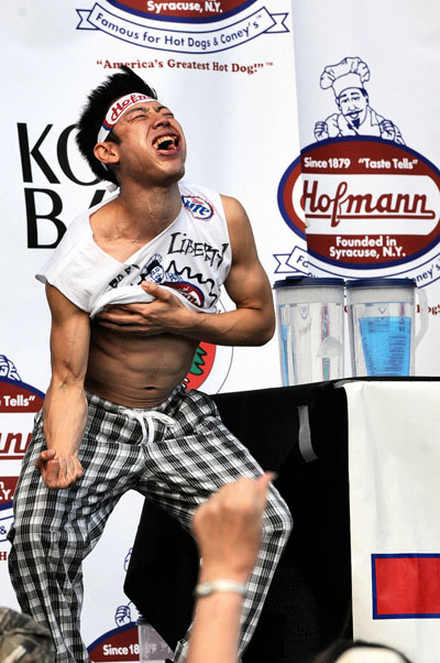 กลับมาแล้ว! โคบายาชิซัดฮอตด็อก 110 อัน ใน 10 นาที