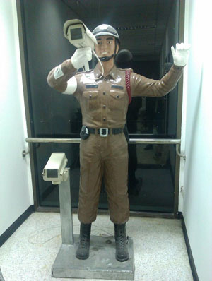 เปิดตัวหุ่นจ่าเฉยรุ่นใหม่ ติดกล้อง-จับผิด ตั้ง 10 จุดทั่วกรุง