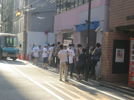 ฮือฮา! ญี่ปุ่นจัดบีบนมสาวการกุศล หาเงินช่วยผู้ป่วยเอดส์