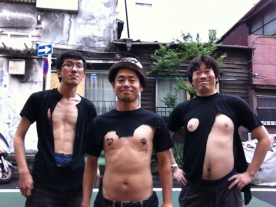 ฮือฮา! ญี่ปุ่นจัดบีบนมสาวการกุศล หาเงินช่วยผู้ป่วยเอดส์