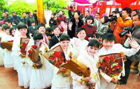 ชื่นมื่น! จัดงานแต่ง 7 คู่รักคนแคระ จากคณะละครสัตว์จีน