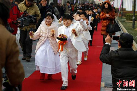 ชื่นมื่น! จัดงานแต่ง 7 คู่รักคนแคระ จากคณะละครสัตว์จีน