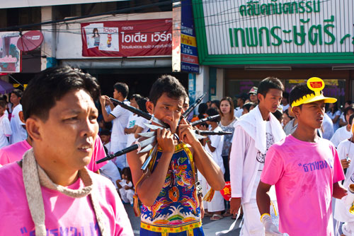 สยอง! ม้าทรงคลั่งเชือดคอตัวเอง กลางงานกินเจระนอง