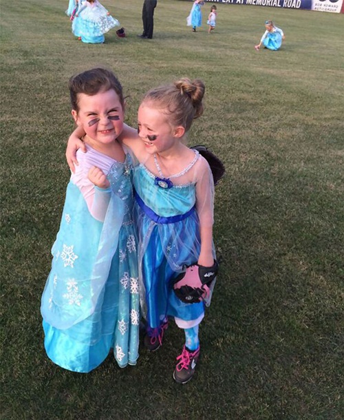 เมื่อทีมซอฟท์บอลหญิงรุ่นจิ๋ว แปลงร่างเป็นเอลซ่าจาก Frozen น่ารักอย่าบอกใคร เมื่อทีมซอฟท์บอลหญิงรุ่นจิ๋ว แปลงร่างเป็นเอลซ่าจาก Frozen น่ารักอย่าบอกใคร