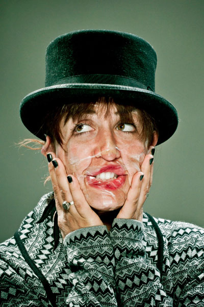 ช่างภาพผุดไอเดียเก๋ ใช้สก็อตเทปพันหน้า แชะภาพสุดล้ำ