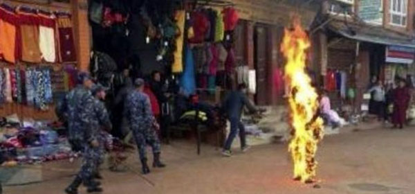 พระทิเบตจุดไฟเผาตัวเองประท้วงรัฐบาลจีนที่เนปาล