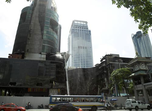 ยกฟ้อง 2 นปช. เผาเซ็นทรัลเวิลด์ ชี้หลักฐานอ่อน