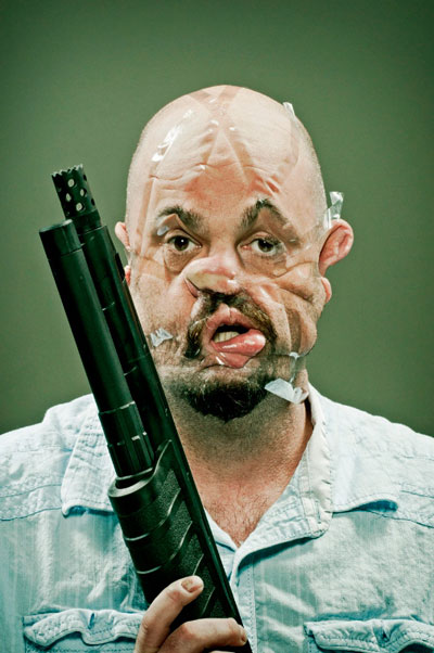 ช่างภาพผุดไอเดียเก๋ ใช้สก็อตเทปพันหน้า แชะภาพสุดล้ำ