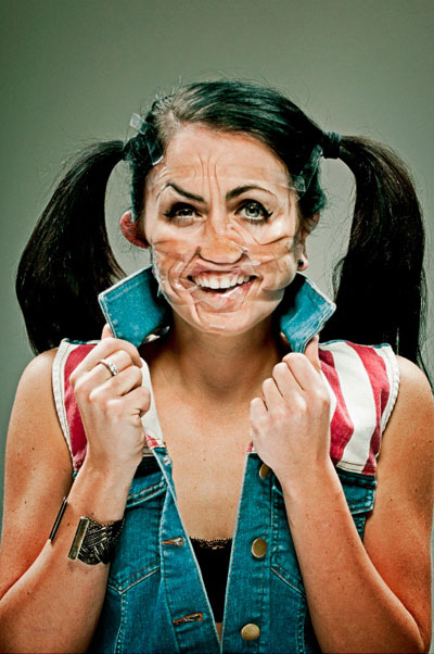 ช่างภาพผุดไอเดียเก๋ ใช้สก็อตเทปพันหน้า แชะภาพสุดล้ำ