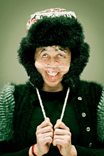 ช่างภาพผุดไอเดียเก๋ ใช้สก็อตเทปพันหน้า แชะภาพสุดล้ำ