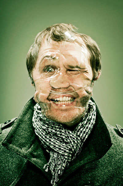 ช่างภาพผุดไอเดียเก๋ ใช้สก็อตเทปพันหน้า แชะภาพสุดล้ำ