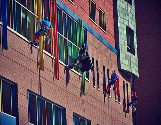 รวมพล ซูเปอร์ฮีโร่ เช็ดกระจก สร้างความสนุกให้เด็กที่โรงพยาบาล