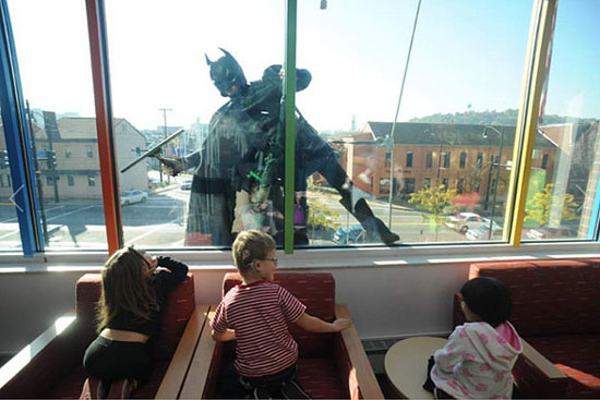 รวมพล ซูเปอร์ฮีโร่ เช็ดกระจก สร้างความสนุกให้เด็กที่โรงพยาบาล