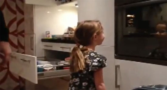 คุณพ่อไอเดียเจิด ใช้เครื่องดูดฝุ่นทำผมหางม้าให้ลูกสาว