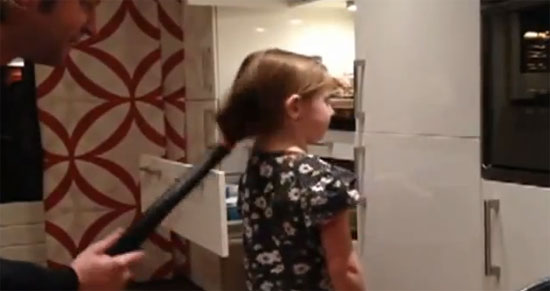 คุณพ่อไอเดียเจิด ใช้เครื่องดูดฝุ่นทำผมหางม้าให้ลูกสาว