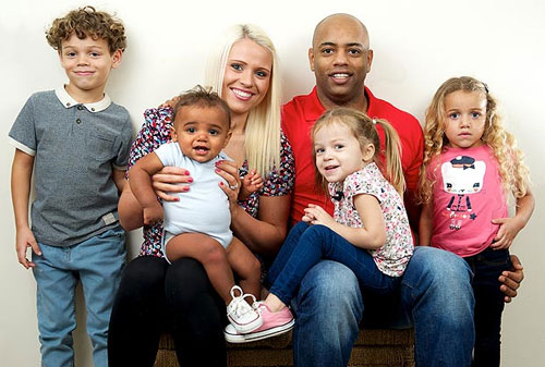 ครอบครัวสายรุ้ง! พ่อแม่ลูก 4 สีผิวแตกต่างกัน