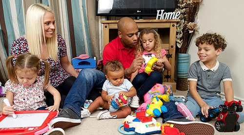 ครอบครัวสายรุ้ง! พ่อแม่ลูก 4 สีผิวแตกต่างกัน