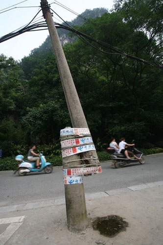 หวาดเสียว! จีนใช้สายมัดซ่อมเสาไฟฟ้าหัก