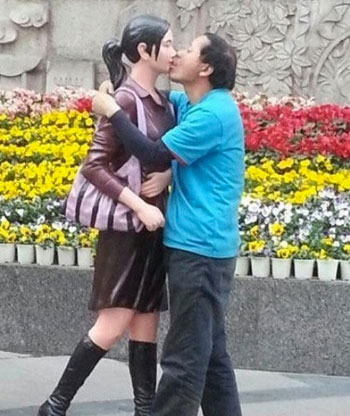 ชาวจีนประณามหนุ่มจูบหุ่นหญิงสาวกลางถนน ไม่แคร์สื่อ