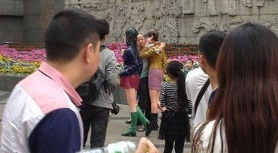 ชาวจีนประณามหนุ่มจูบหุ่นหญิงสาวกลางถนน ไม่แคร์สื่อ