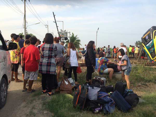 รถทัวร์ชนรถไฟสนั่น สภาพเละอย่างหนัก มีผุ้เสียชีวิตแล้ว 1 ราย รถทัวร์ชนรถไฟสนั่น สภาพเละอย่างหนัก มีผุ้เสียชีวิตแล้ว 1 ราย