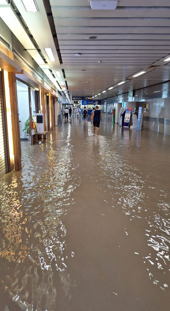 น้ำท่วม MRT สถานีศูนย์วัฒนธรรม น้ำท่วม MRT สถานีศูนย์วัฒนธรรม