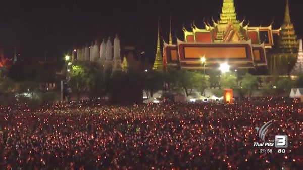 ภาพบรรยากาศผู้คนร่วมร้องเพลงสรรเสริญพระบารมี ภาพบรรยากาศผู้คนร่วมร้องเพลงสรรเสริญพระบารมี