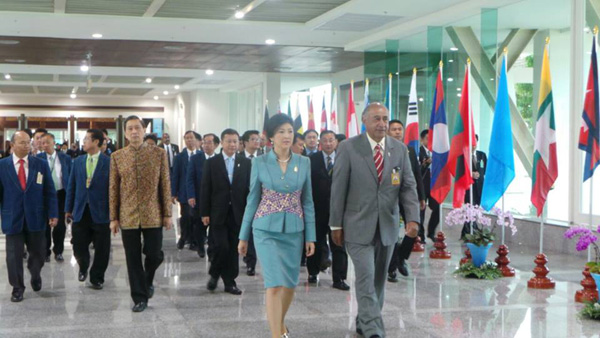 ยิ่งลักษณ์ ชินวัตร ยิ่งลักษณ์ ชินวัตร