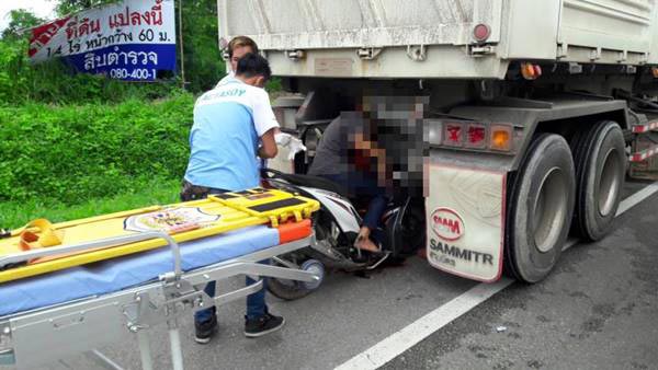 รถพ่วงจอดอยู่ข้างทาง เจอมอเตอร์ไซค์ซิ่งชนท้าย-คนขี่เจ็บสาหัส รถพ่วงจอดอยู่ข้างทาง เจอมอเตอร์ไซค์ซิ่งชนท้าย-คนขี่เจ็บสาหัส