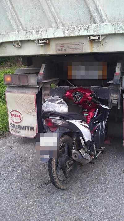 รถพ่วงจอดอยู่ข้างทาง เจอมอเตอร์ไซค์ซิ่งชนท้าย-คนขี่เจ็บสาหัส รถพ่วงจอดอยู่ข้างทาง เจอมอเตอร์ไซค์ซิ่งชนท้าย-คนขี่เจ็บสาหัส