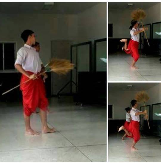 จวกสนั่น ! ครูแอบถ่ายลูกศิษย์ใช้ไม้กวาดประกอบท่ารำ ด่า จวกสนั่น ! ครูแอบถ่ายลูกศิษย์ใช้ไม้กวาดประกอบท่ารำ ด่า