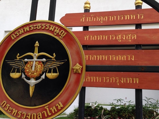 หญิงโพสต์ภาพคู่ขันน้ำสีแดง หญิงโพสต์ภาพคู่ขันน้ำสีแดง