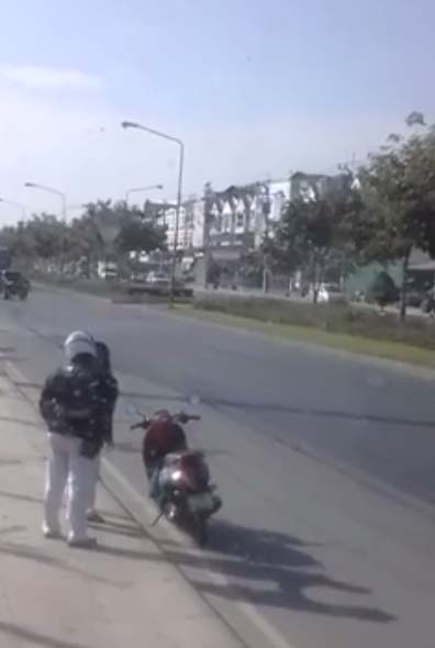 โซเชียลชื่นชมหนุ่มใจหล่อ เข้าช่วยผู้หญิงถูกแฟนทำร้าย โซเชียลชื่นชมหนุ่มใจหล่อ เข้าช่วยผู้หญิงถูกแฟนทำร้าย