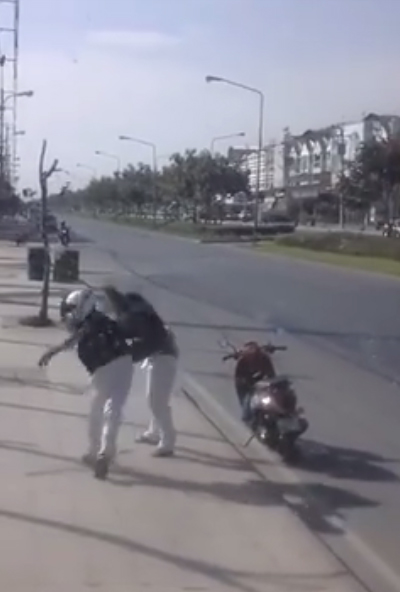 โซเชียลชื่นชมหนุ่มใจหล่อ เข้าช่วยผู้หญิงถูกแฟนทำร้าย โซเชียลชื่นชมหนุ่มใจหล่อ เข้าช่วยผู้หญิงถูกแฟนทำร้าย