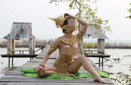 ถ่ายแบบเปลือย ถ่ายแบบเปลือย